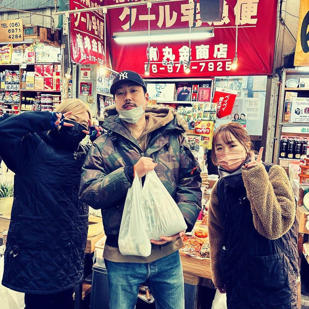 Hisatomiさんのインスタグラム写真 - (HisatomiInstagram)「大阪鶴橋にてチェホンの実家の丸金商店さんへ  YouTubeも観てくれてる妹さん、姉さんと📷  白菜キムチ、チャンジャ、明太子を購入。 全部めちゃめちゃ美味い！ フレッシュな漬けたてのキムチなので、しばらく寝かせて熟成させながら頂きます🙏  肴にチャンジャ。 少量をちびちびが良いんやろうけど美味すぎて食べ過ぎる。 明日多分浮腫んで顔パンパンw  写真に移る看板にクール宅急便！てかいてるので多分ネット販売もされてると思う、なので食べてみたい方は調べて買ってみてください💁🏻‍♂️  @marukinshouten_kimuchi  @chehon440」2月4日 5時37分 - hisatomi1983