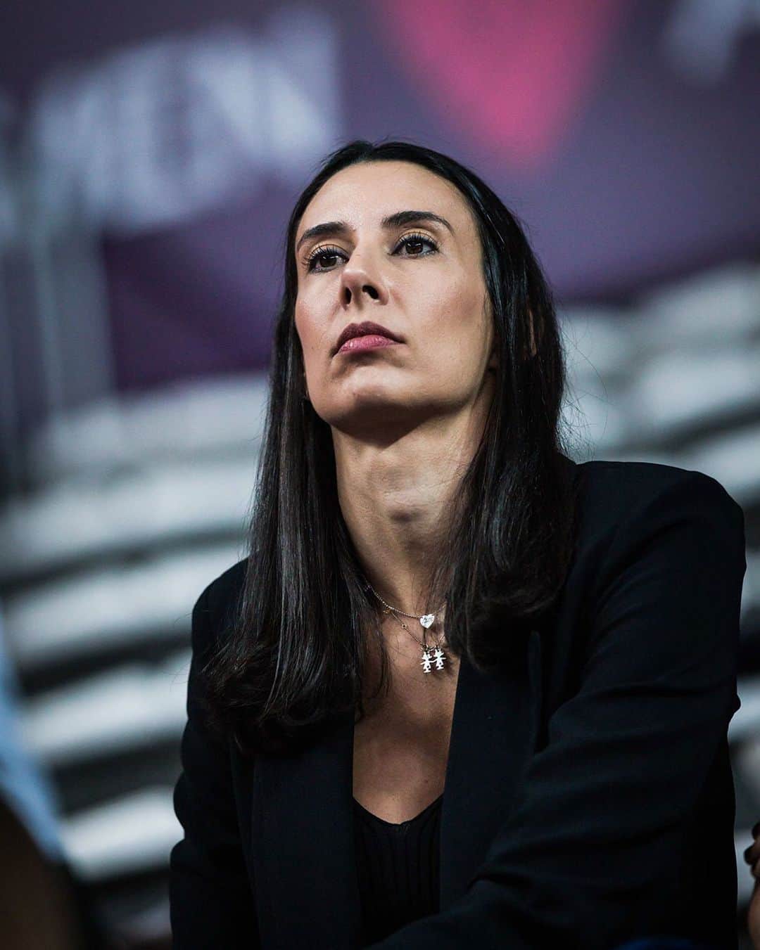 シェイラ・カストロのインスタグラム：「A vida é uma transformação, desde que nascemos… mas as vezes demoramos a perceber isso, e nos acomodamos em um certo lugar pq está gostoso, fácil. Quantos de nós somos assim? Ou fomos assim? Mas que graça tem a vida se for sempre a mesma monotonia? Se não tiver novos desafios, novos ares, novas amizades e pq tb não novos amores?  Eu sempre me vi como jogadora de vôlei, desde muito novinha, mas sempre me reinventei como atleta. Parei de jogar e meu momento de grande transformação, de reinvenção chegou com tudo! O futuro é incerto pra mim, é incerto pra vc, é incerto pra todos. E que bom, né?  Pois a única certeza que temos quando nascemos é que um dia vamos morrer.   Tem uma frase linda e profunda da Clarice Lispector que escutei a pouco, que diz, “aprendi com a primavera a me cortar inteira e voltar sempre nova.”  Estou nessa fase da minha vida, me cortando, pra voltar nova, nova, mas com uma bagagem que o voleibol me trouxe, que a vida me trouxe e que estarão aqui dentro pra sempre. Me reinventar é um presente que me dou hoje e me darei pra sempre!   E nessa “Sheilla nova”, eu escolho o que fica,  o que vai, e o que vem. Abandonar hábitos que não fazem mais sentido é a primeira coisa que fiz, e que continuo fazendo, pra ter espaço pra novos desafios, novos aprendizados.  E vcs? Têm receio do novo? De se reinventarem? Me contem aí!」