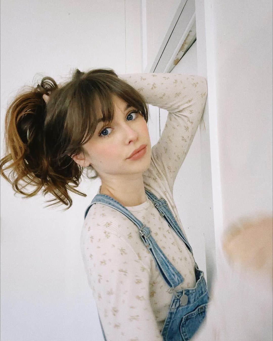Acacia Brinleyのインスタグラム：「Be gentle with me please」