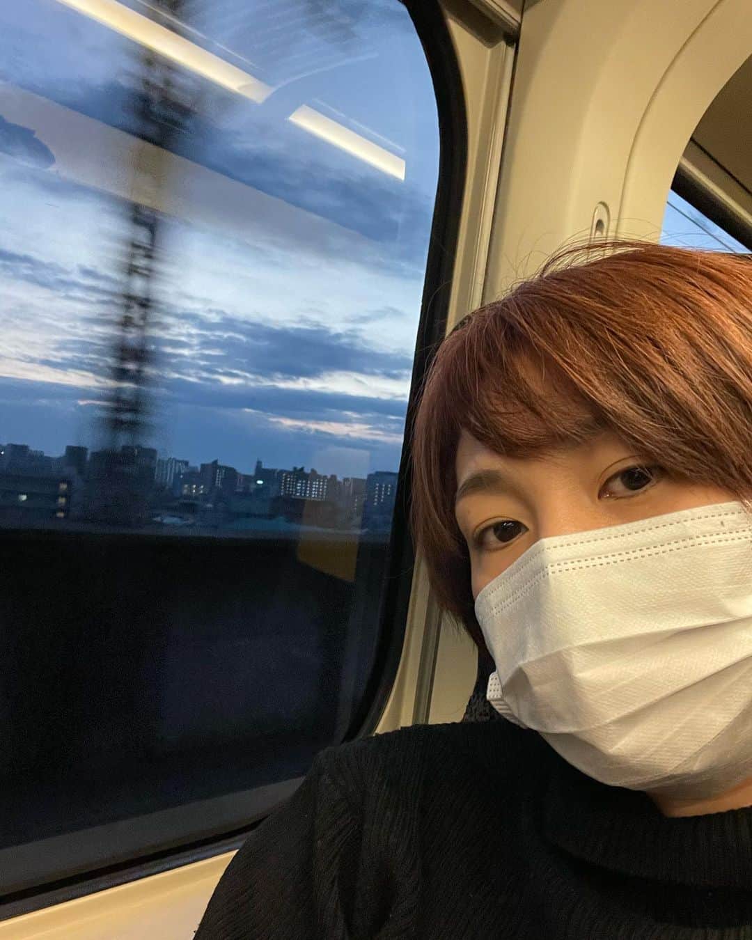 高橋みゆきのインスタグラム：「日の出🌄眠い🥱…お仕事行ってきます🚄 #家出た時真っ暗 #電車まぁまぁ混んでた #皆んな早起き凄いなぁ #新幹線スノボー持ってる人たくさん」