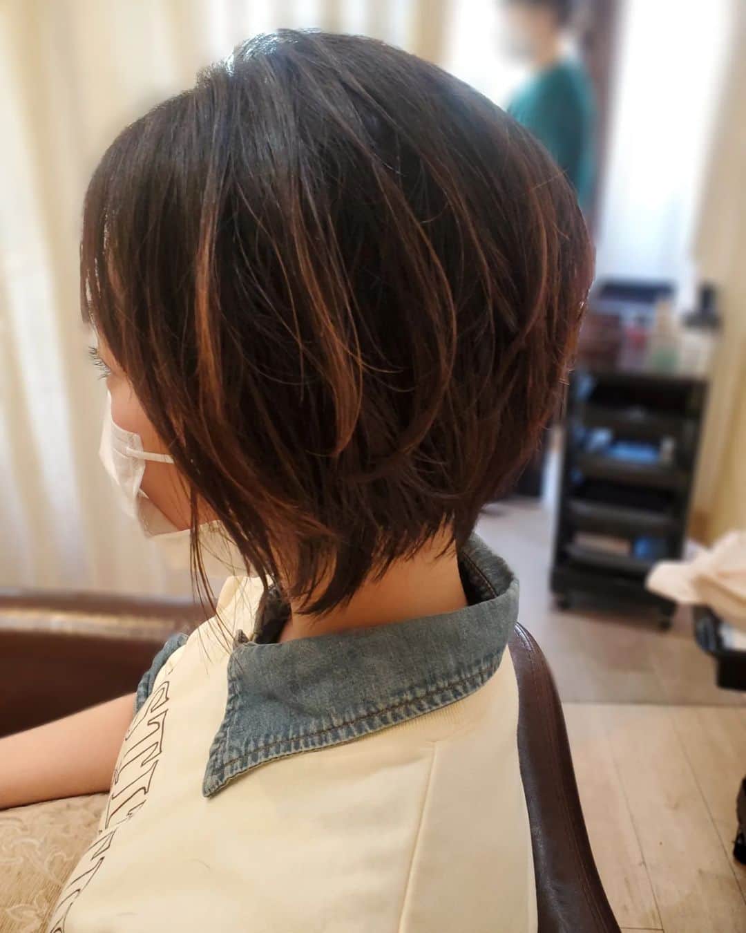 香咲蘭さんのインスタグラム写真 - (香咲蘭Instagram)「私史上、最も思いきった断捨離。  『スッキリして2023年が送れるように切っていきましょう💪💪』と明るく切り始めてくれた野中さん。  色々重かったものが一気になくなって、出来上がった瞬間、今の私にぴったり、しっくりくる感じがした😌  大好きな場所でお気に入りの髪型に。 あー、スッキリした😳  Thank you @makiko_nonaka_eclat @eclat_daikanyama  連日の #断捨離 投稿w 初めての #ショートヘア」2月4日 17時38分 - ran_kosaki