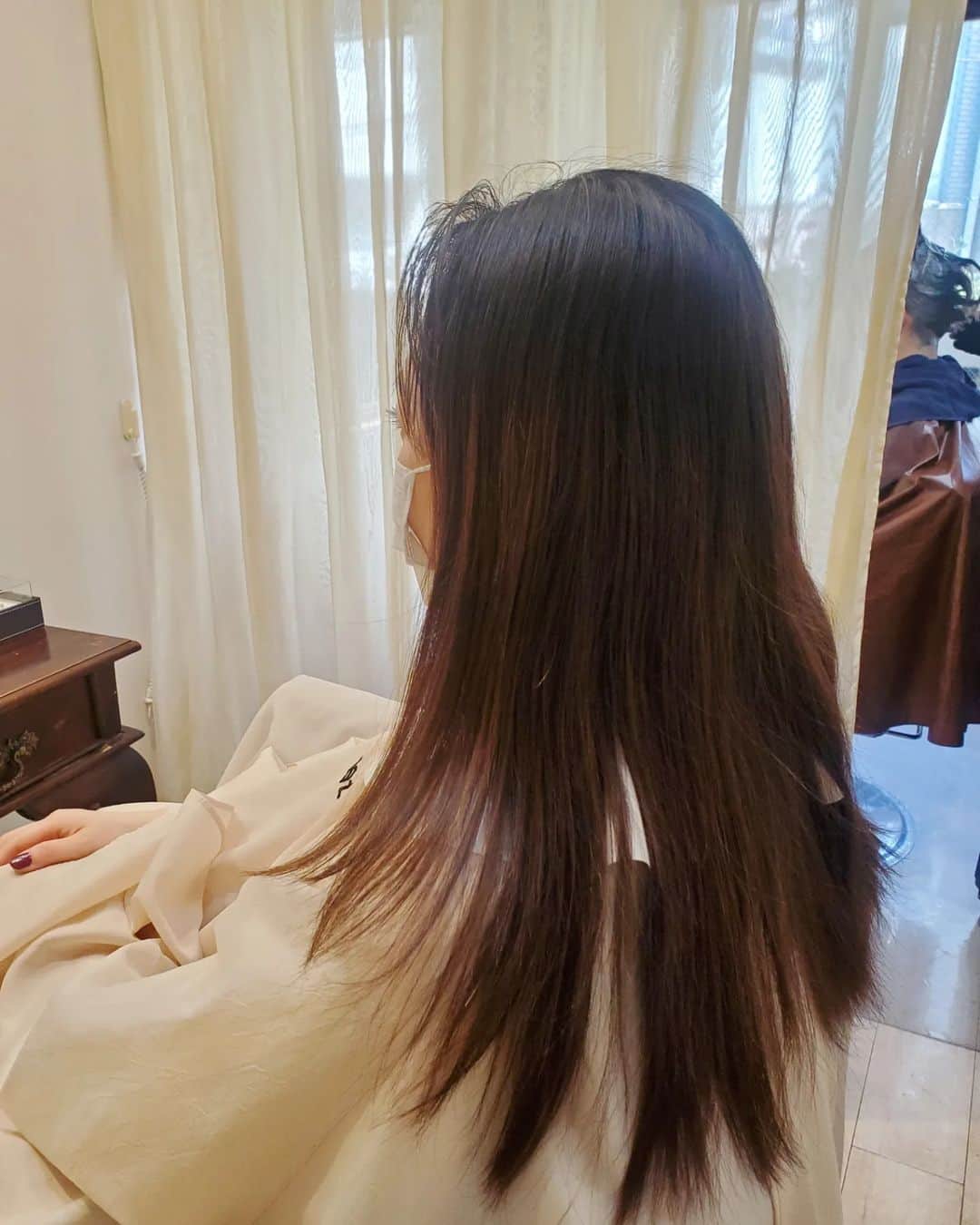 のインスタグラム：「私史上、最も思いきった断捨離。  『スッキリして2023年が送れるように切っていきましょう💪💪』と明るく切り始めてくれた野中さん。  色々重かったものが一気になくなって、出来上がった瞬間、今の私にぴったり、しっくりくる感じがした😌  大好きな場所でお気に入りの髪型に。 あー、スッキリした😳  Thank you @makiko_nonaka_eclat @eclat_daikanyama  連日の #断捨離 投稿w 初めての #ショートヘア」