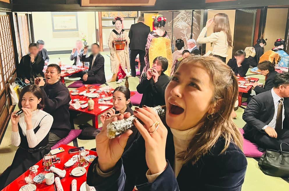 のインスタグラム：「節分は旧暦では新年、大晦日にあたる年の最後はおばけという日本版ハロウィンイベントがあるよ👻  全然まとまりない集団なのに 恵方巻き食べる時は 誰1人声出さない真剣さがまじ好き😂  #大人の修学旅行」