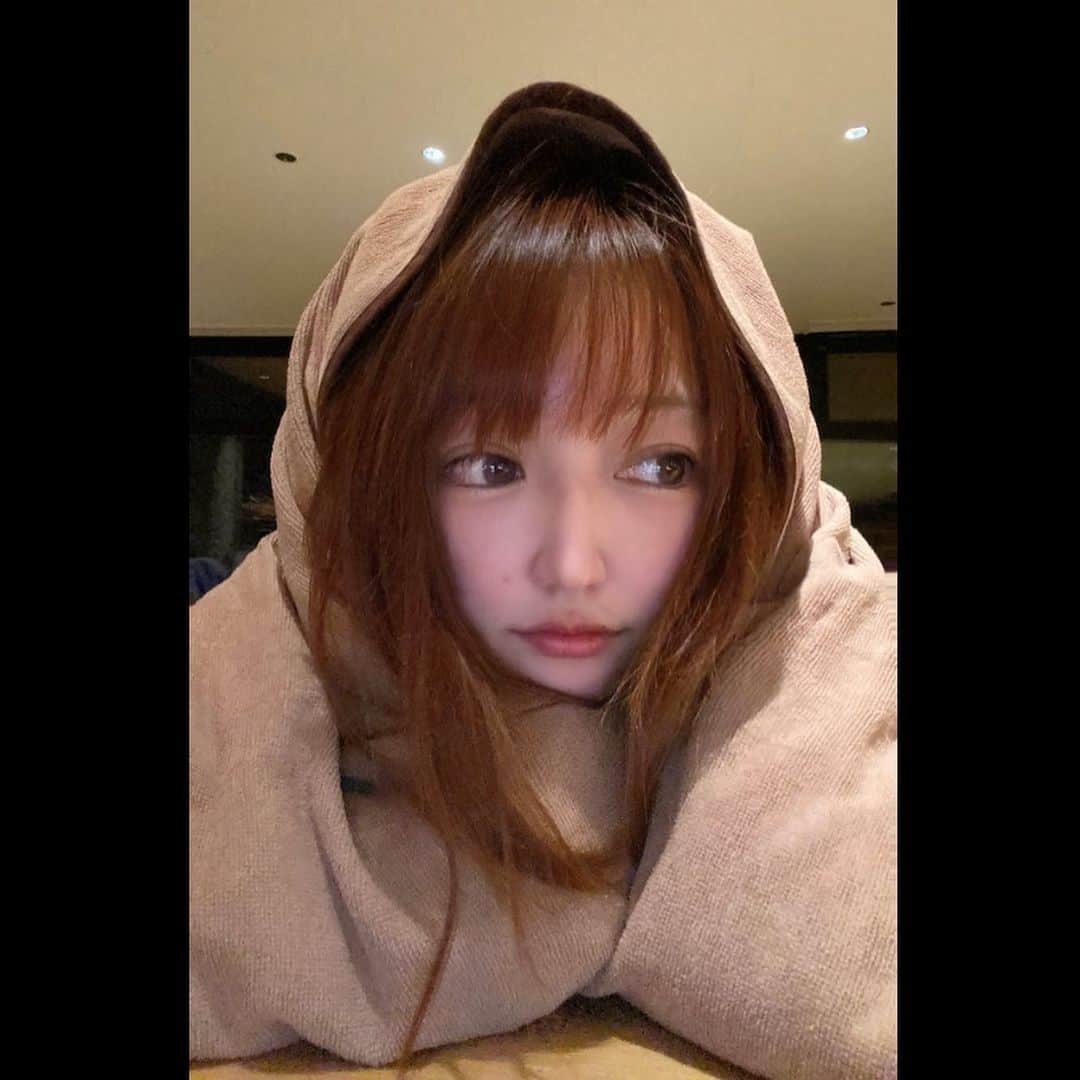 橋元優菜のインスタグラム：「月に1回は必ず行く岩盤浴🧖🏼‍♀️♨️  今回初めて、神奈川県最大級の規模を誇る温泉施設 『綱島源泉 湯けむりの庄』 ( @tsunashima_yukemurinosyou ) へ仲良しのお友達(さやちん🐥)と行ってきました🚗  前日にテレビで紹介されてた事もあってお客さんで賑わっていたけど  とても広い施設なので岩盤浴も温泉もゆっくり楽しめました☺️♪  岩盤浴は6種類  温泉は、 弱アルカリ性の黒褐色で 見た目はコーヒーとか紅茶みたいな感じだから、 入ってるだけで効果ありそう😂✨♨️ (実際に、筋肉痛や冷え性などに効能アリ)  温泉や岩盤浴も最高だったけど、  ここの施設で1番びっくりしたのは お食事処🍽  本格的すぎる美味しい料理が出てきます😳  刺身🐟美味しい✨ お肉🍖美味しい✨ お豆腐🫘美味しい✨ お米🍚美味しい✨  もうね、凄くこだわってるんですって...🥹  帰ってきてから仲の良い友達に〝湯けむりの庄〟の話をしたら やっぱりご飯が美味しくて有名らしい！！  たまのご褒美に 家族みんなで行く人たちも多いらしいです☺️✨  私もまたゆっくり遊びにいこーっと♡♡♡  PR @tsunashima_yukemurinosyou #炭酸湯 #源泉掛け流し温泉 #スチームサウナ #綱島源泉 #冬の旬 #湯けむりの庄 #スパ #日帰り温泉 #こだわり食材 #神奈川旅行 #神奈川観光 #横浜デート #綱島源泉湯けむりの庄 #健康ランド #岩盤浴 #お風呂屋さん #お風呂上がり #おいしいごはん #japanesegirl  #お出かけスポット」