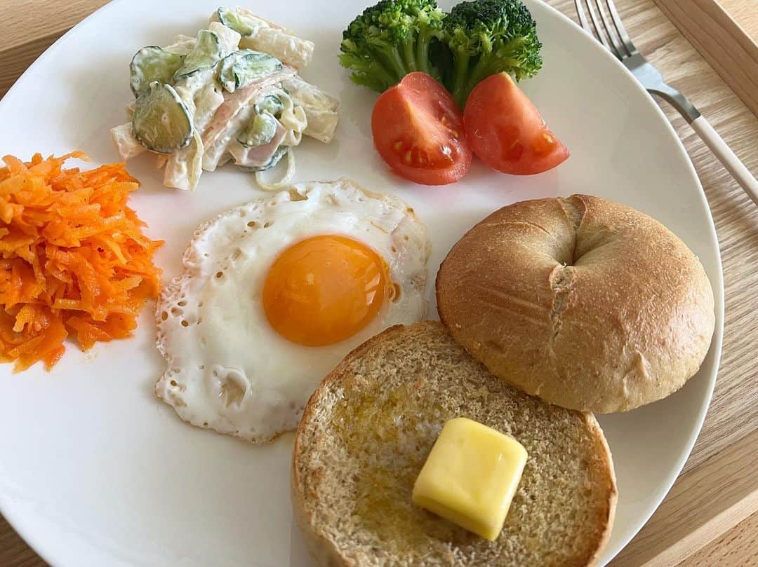 三津谷葉子さんのインスタグラム写真 - (三津谷葉子Instagram)「朝ごパンだった日🥯 ウィンナーとかあれば良かったな😅  マカロニサラダはグルテンフリーのマカロニで作りました✨ 味も食感も普通のマカロニと変わらないのでおすすめですよ🤘  ちょっと食生活気をつけてます。みたいなフリしてるけど このあとドーナツ食べてます🍩🫶🏻  だめだこりゃ🤪」2月4日 16時32分 - yoko_mitsuya