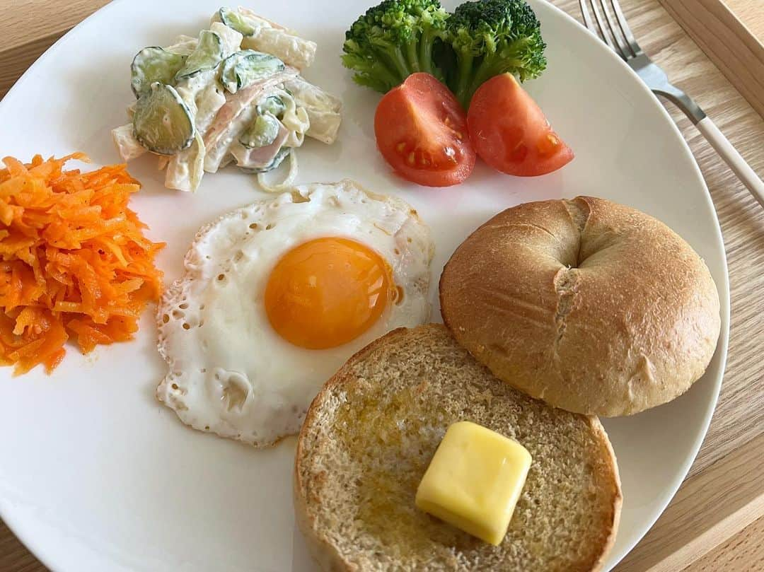 三津谷葉子のインスタグラム：「朝ごパンだった日🥯 ウィンナーとかあれば良かったな😅  マカロニサラダはグルテンフリーのマカロニで作りました✨ 味も食感も普通のマカロニと変わらないのでおすすめですよ🤘  ちょっと食生活気をつけてます。みたいなフリしてるけど このあとドーナツ食べてます🍩🫶🏻  だめだこりゃ🤪」