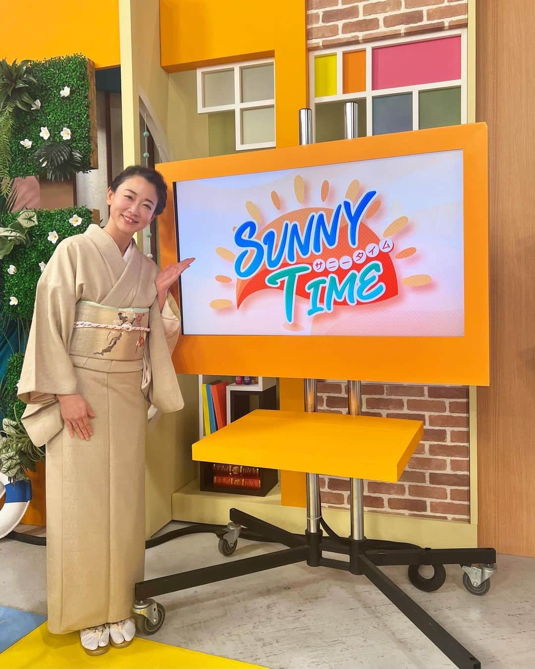 松尾翠のインスタグラム：「SUNNY TIME  楽しくて今日もあっという間でした ありがとうございました♡  「松尾翠セレクション！絶対よろこばれる京都ギフト」は 京らしさ感じる美味しいパンを持っていきました😍❣️  ゲベッケンさんのだし巻きたまごがまるっと入った「京・だし巻き食堂」 見た目から楽しくて最高に美味しい♡  それから、進々堂さんの「すぐきピロシキ」 こちらは打田漬物とのコラボパン。 酸味が加わって、ハマります🤭  今回も太陽さんとマリリンに気に入ってもらえて嬉しかったー🙈 そして2人が本当にほんわか優しくて、気さくで明るい。 素敵なのだ。 いい番組です🥹✨  今日のお着物👘  帯は、先日の「本と旅する京都」と同じ、梅の柄。 マダムゆみこ魅惑の着物箪笥より お借りしています♡ はぁ、うっとりする贅沢な季節物🥹✨  着物の色味がシックな分 小物とヘアは遊び心と午前中の情報番組っぽい明るさ感を少し意識。  メイクさんが考えてくださったヘアのニュアンスがドストライクで好みでした🥹編み込みがたくさん  今日も、それぞれの持ち場で お疲れ様でした✨  P.S.ゆーいちさんは小倉競馬場、ラストでした🥲  #kbs京都 #サニータイム #ゲベッケン #進々堂#京都グルメ巡り #京都のパン #打田漬物  #着物が好き #着物コーディネート#尾形光琳 #着物 #美しい着物 #着物ヘア#kimono #着物記録 #松尾翠」