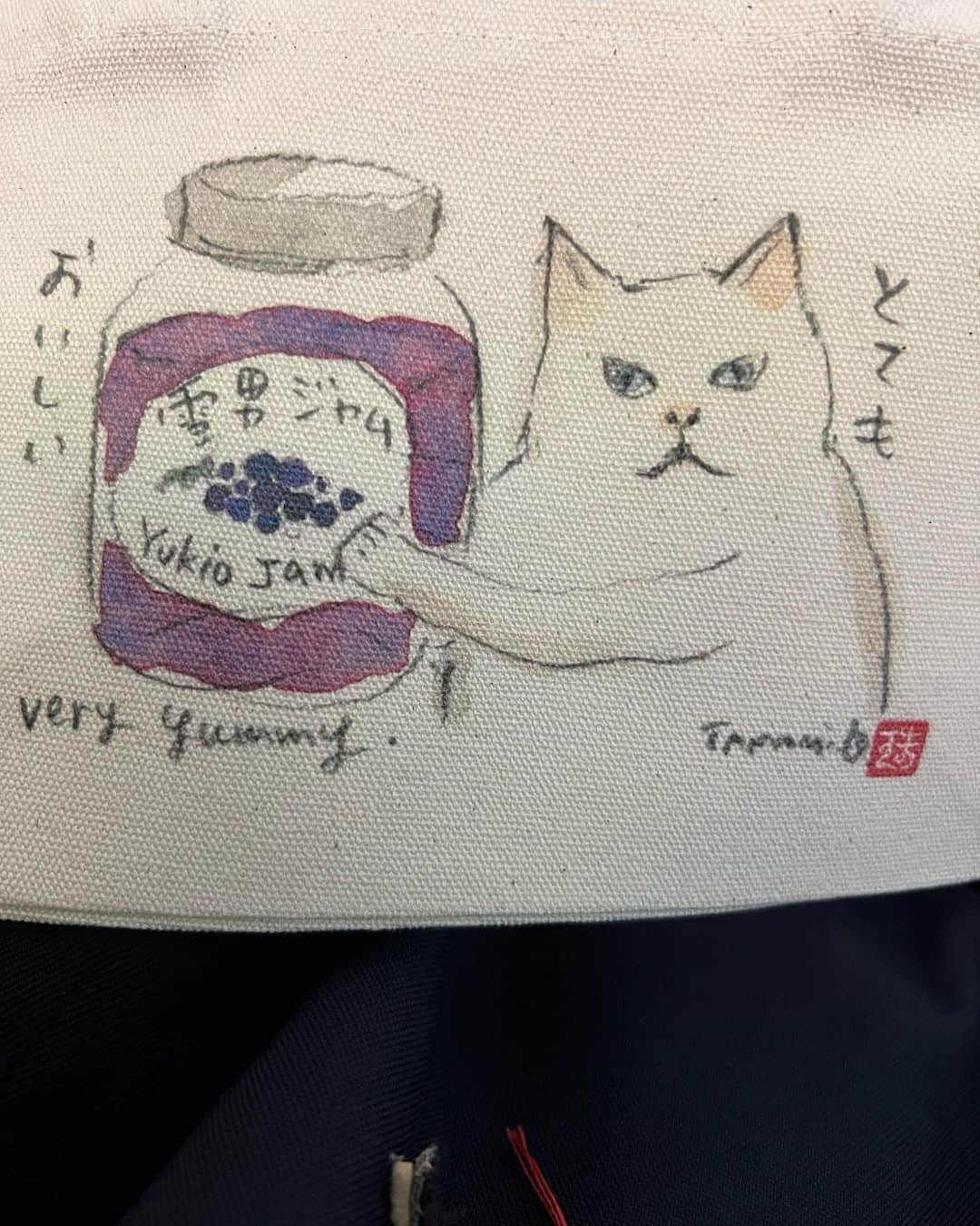 松居直美さんのインスタグラム写真 - (松居直美Instagram)「くまくら珠美さん  昨日初めて知った絵本作家さんです。  ググってみたら銀座で個展をされていました。  サインをいただき  ハナちゃんの絵を描いていただきました。  どうもありがとうございました。  ずっと泣きながら見ていました(；▽；)」2月4日 16時45分 - naomimatsui.official