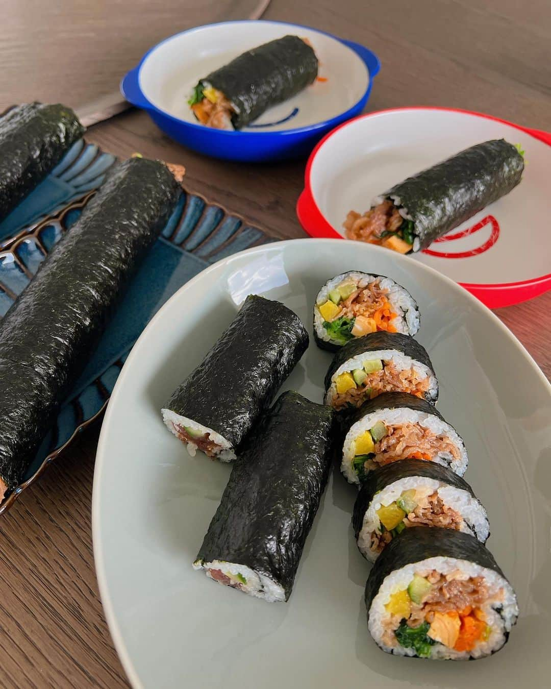 相武紗季のインスタグラム：「昨日は私の大好きな恵方巻きの日！！節分でした✨子供と食べるようになってから、もはや中身はただの太巻きになってますが、それでも願いを込めて黙食するのは楽しい。南南東の恵方を向きながら、子供達もシー！！🤫って言いながら食べてました😂」