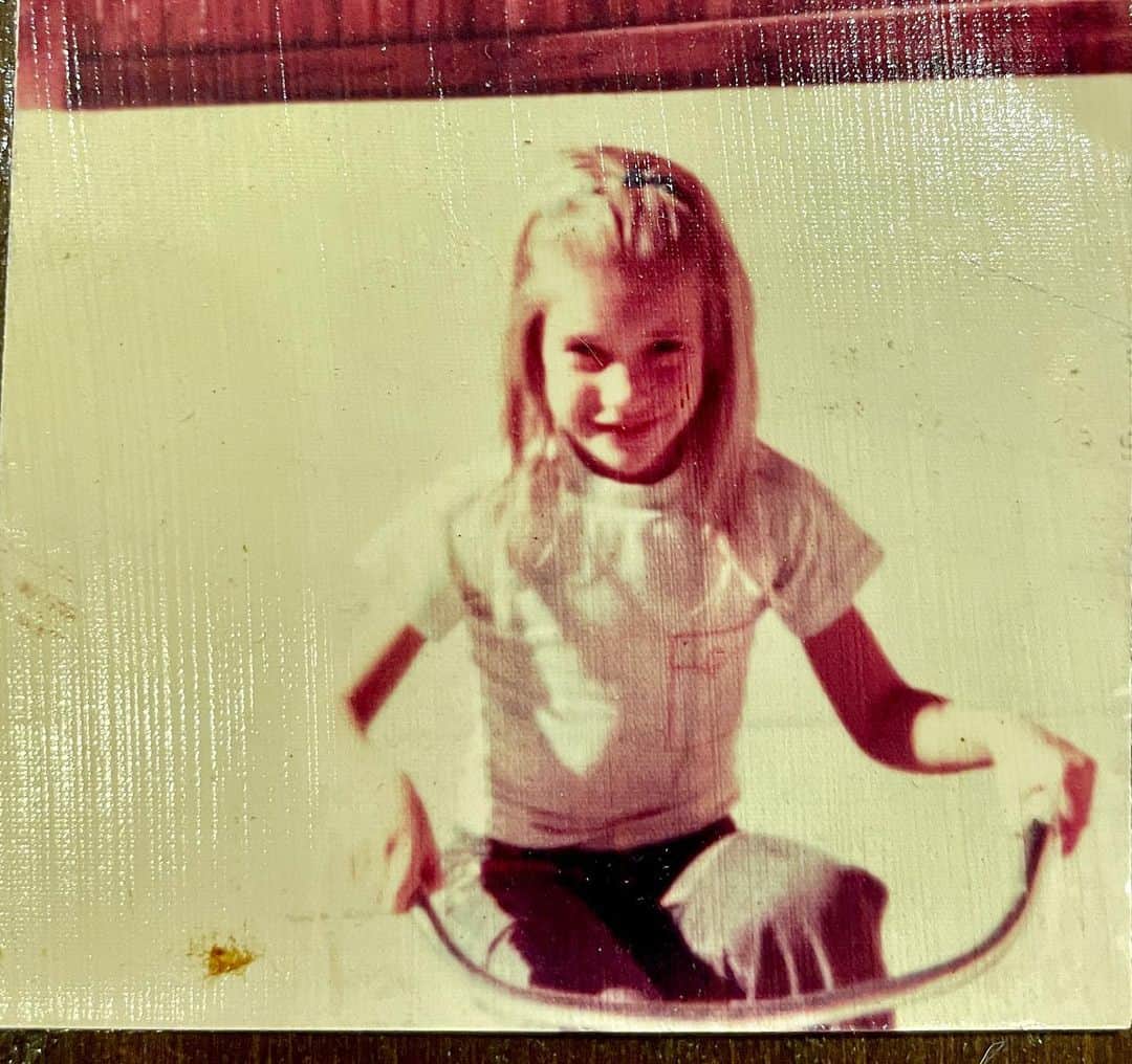 メッチェン・アミックさんのインスタグラム写真 - (メッチェン・アミックInstagram)「Apparently I decide at 6 years old that my momma needed a picture of me riding my bicycle papier-mache’d to a wood block… coz… either I was really proud of my riding skills (which I still am!)… or… I needed another excuse to work with that delicious smelling flour glue. What’s your vote?」2月4日 17時04分 - madchenamick