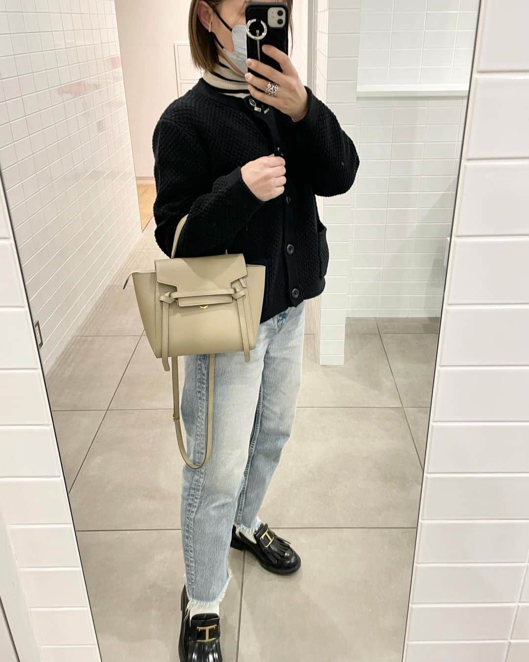 ryokoのインスタグラム：「🖤🤍 @uniqlo_jp  #ニットショートジャケット を着回し 黒はL/白はXLサイズ着てます☺︎ フレアスカート合わせするなら丈がもう少し短めの方がバランス取りやすいかも🫶🏻パンツ合わせが多いので大きめサイズ選びました🐶 ． ． ． #uniqlo #gu #ajew #celine #tods #ayakobag #denim #locari #エクストラファインメリノリブタートルネックセーター #ユニクロコーデ #プチプラ #プチプラコーデ #セリーヌ #ユニクロ #ジーユー #トッズ #シンプルコーデ #ママコーデ #低身長コーデ」