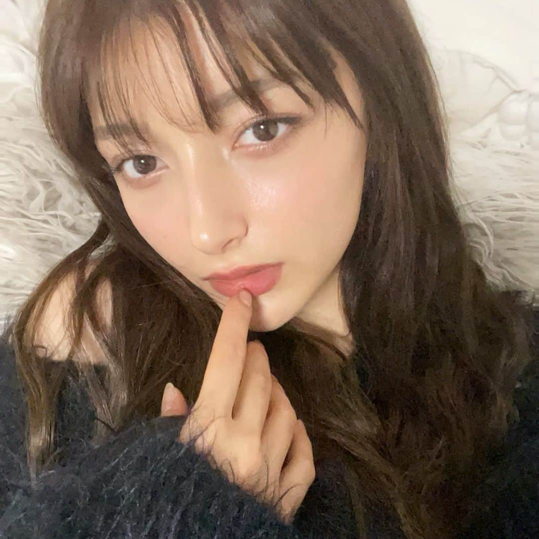 のインスタグラム：「最近自撮り多くない？？ 出かけないから写真撮らない、、とって👉👈」