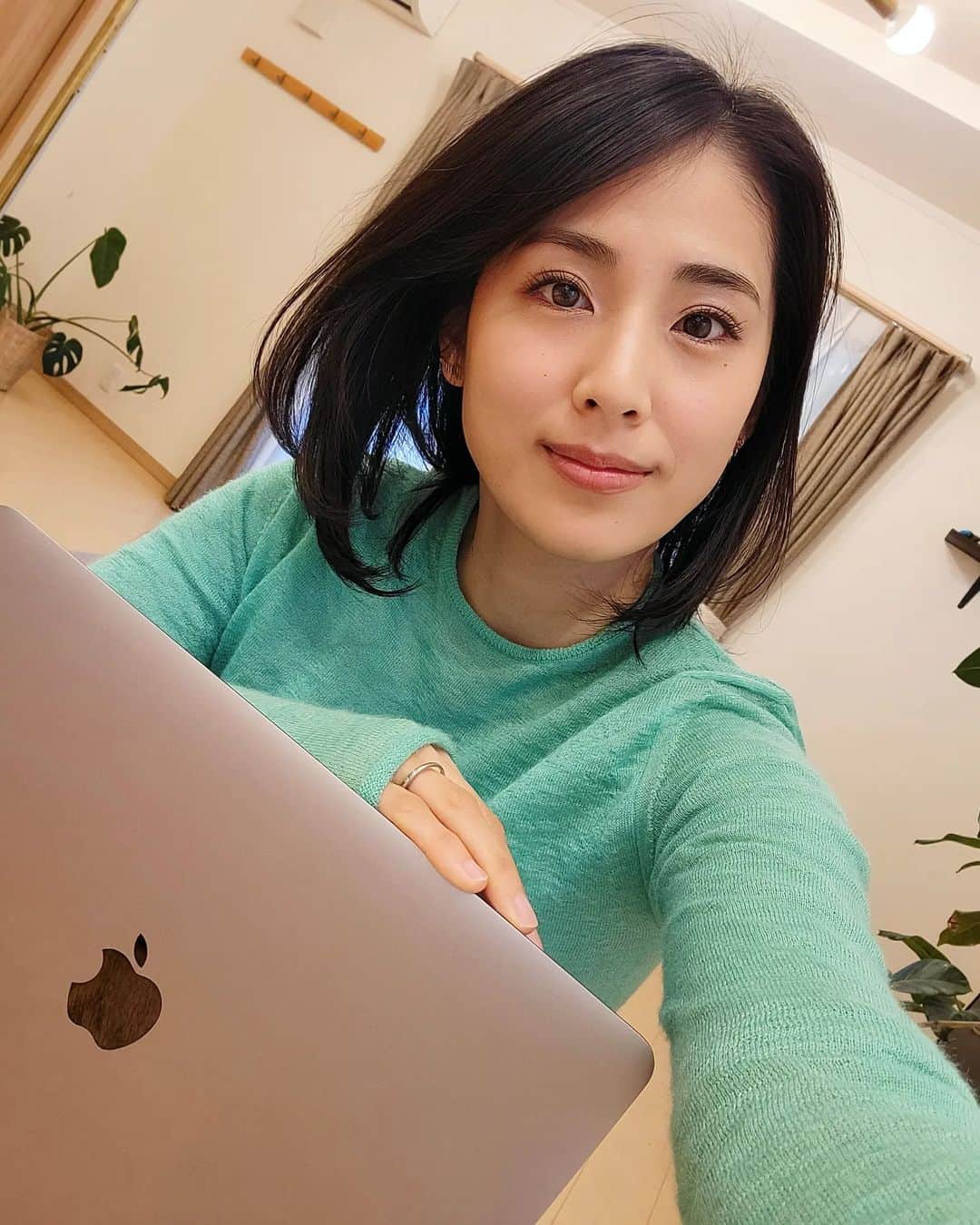 本仮屋リイナのインスタグラム：「ABEMA的ニュースショーのオンライン収録に参加しました🐸⁡ ⁡ 明日のお昼12時からの配信で流れるかな？と思います☺☺  おめでたいインタビューでしたよ🎊💓✨  お時間合う方、ぜひ🧚‍♂️🎯✨  #立春なので春らしい色のニットを着たら長男が私を見る度インコの話ばかりする1日でした🫶🌸🕊 🌱⁡⁡ ⁡#ポールダンススタジオとも同じ色 ⁡#立春」