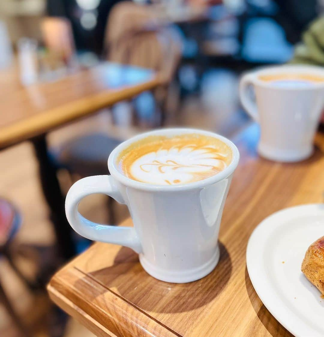 村主章枝さんのインスタグラム写真 - (村主章枝Instagram)「Cute bird latte art, at @urthcaffenv  鳥のラテアート、可愛い😍 #latteart  #ラテアート  #lasvegascaffe  #lasvegasfoodie  #ラスベガス生活  #ラスベガスグルメ」2月4日 9時05分 - fumie.suguri