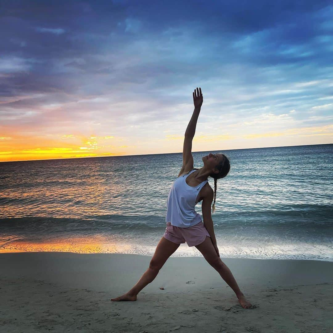 カロリーナ・モスケーニさんのインスタグラム写真 - (カロリーナ・モスケーニInstagram)「Mind , body and soul 💭 #sunset #yoga #love #jamaica #peace #bodyandmind #lifewithsmile #lovelife」2月4日 9時06分 - carolinamoscheni