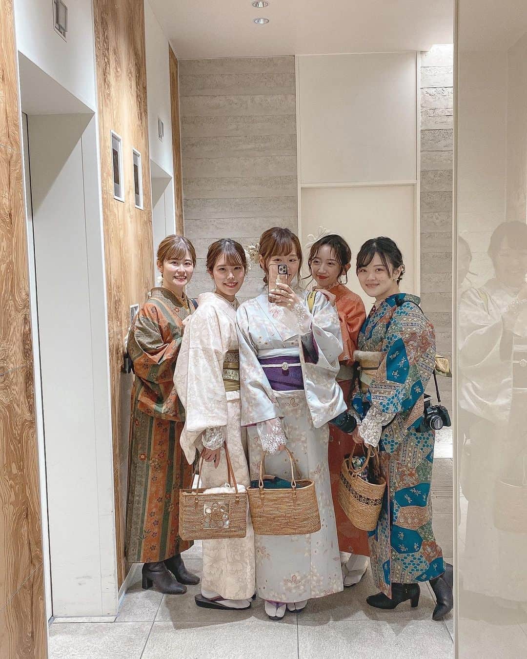 NakamuraYukiさんのインスタグラム写真 - (NakamuraYukiInstagram)「⁡ ⁡ 新年は浅草で着物を着て観光👘🇯🇵 ⁡ 以前 @tabi_jyo のツーリズムで一緒に 旅行をしたメンバーで集まりました🌿 ⁡ ⁡ みんなで着物着てるのかわいい🤍 またまたレンタル着物は @rikawafuku さん。 ⁡ 今時の可愛い着物が揃っていて、 とにかく種類が豊富なの。 ⁡ 帯や飾りで着物の雰囲気がとても変わるから 小物アイテムを選ぶのも楽しかった💭 みんなも個性がでていて可愛かったな☺️ ⁡ 浅草横丁にいったり食べ歩きをしたり とても楽しい一日でした🌼 タビジョの繋がりに感謝です♡⃛ ⁡ ⁡ ⁡ __________________________ ⁡ 🇯🇵Japan,Tokyo 📍#浅草 🗓2023.01.22 __________________________ ⁡ ⁡ ⁡ #yukis_injapan  #旅行#japantrip #カメラ女子 #浅草食べ歩き #浅草着物レンタル #浅草着物#浅草グルメ #浅草デート #浅草観光 #着物ヘア #着物コーディネート #着物レンタル #着物女子 #着物ヘアアレンジ #浅草フォトスポット #着物ポートレート #asakusa#asakusatokyo」2月4日 18時00分 - nakamuraam