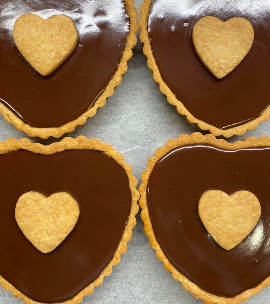 Rosebakeryginzaのインスタグラム：「CHOCOLATE TART  フランスのヴァローナ社のチョコレートを使った濃厚で香り高いチョコレートタルト。昨年も大好評でした。本日よりスタートです❤︎  #rosebakery #rosebakeryginza  #rosebakerymarunouchi  #chocolate  #chocolatetart  #stvalentinesday  #ローズベーカリー #ローズベーカリー銀座  #ローズベーカリー丸の内  #チョコレートタルト #バレンタインデー」