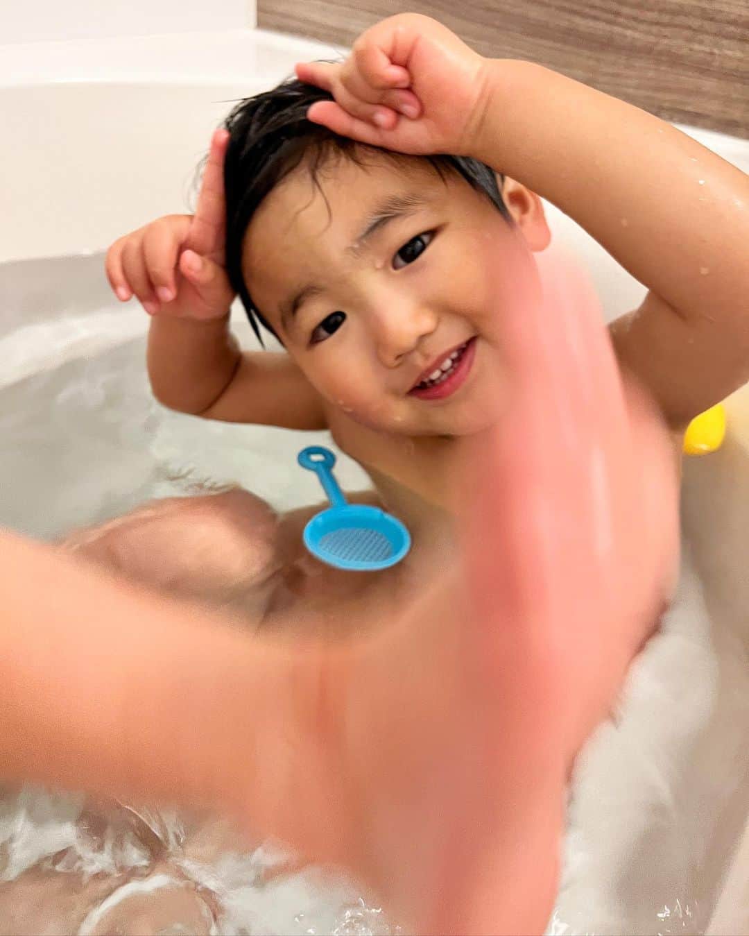 Mai Wakimizuのインスタグラム：「昨夜は4family揃って節分でした＼(^o^)／鬼さんが来るとはつゆ知らず、優雅に鬼さんポーズしながらお風呂入って恵方巻き食べる子ども達。笑 節分ってなんでこんな面白いんだろ。笑 子ども達が必死に退治してる姿にめちゃくちゃ笑わせてもらった♡笑 (9枚目の動画、お豆ではなく間違えてレゴの説明書投げてる。笑)今朝起きて息子が言ったのは怖かった、ではなく"鬼さんカッコ良かった"でした。笑 言うこと聞かない時の"鬼さん呼ぼか？"作戦、当分効き目ありそう。笑  #節分#2歳6ヶ月」