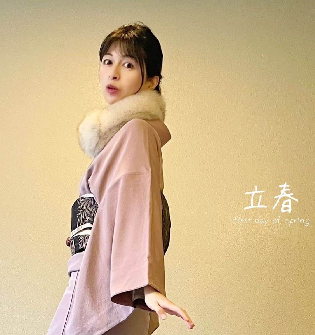 のインスタグラム：「二十四節気シリーズ『立春』  寒さや雪はやっと折り返し。 長い冬が明け、これからやっと少しずつ暖かくなっていきます。  春を待ち侘びるわくわくした気分を紅色グラデーションに表現してみました☺️🌸  大好評をいただいているこちらの二十四節気シリーズですが、お肌のトラブルにより着物を着ても写真を撮ることができない期間が続いているため、しばらくお休みさせていただくことにします😞🙇‍♀️ (今回の写真は肌荒れ前の最後のストックです👐🏻)  じゃあ普段の番組はどうしてるの？ ということですが、メイクでも隠しきれないため最近の放送ではなるべくアップを避けてもらっているのです〜(⌒-⌒; )💦 とはいえちゃんと治ってきてますのでご心配なくです😘  旧暦では一年の始まりは立春からと考えられています。 季節の節目の起点、健やかに軽やかに過ごしていきましょう😊🙌🏻  そして日曜の朝はサンデーLIVEでお会いしましょう😇」