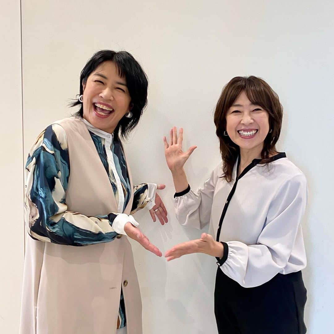小西美穂のインスタグラム：「けさの「ウェークアップ」、ご視聴ありがとうございました。 奥山佳恵さん @okuyama_yoshie と ひさびさの再会でした😊💚 ⁡ 奥山さんといえば、「news every」の頃、 私にめちゃくちゃ優秀なお風呂掃除ブラシを わざわざ持ってきて プレゼントして下さった共演者なのですが、 親しみやすくて、優しくて、 いつも本当に謙虚な方なのです。 ⁡ けさも、そばにいるだけで明るくなれました！ ⁡ 年始からウェークアップに新加入した 足立夏保アナウンサー @kaho_adachi_ytv もまきこんで 再会記念ショットですー♪♡ ⁡ #ウェークアップ」