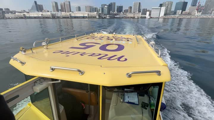 TOKYO WATER TAXIのインスタグラム：「今日は1日、豊洲大橋の下にいます😊  水辺の遊歩道ではランニング、お散歩を楽しむ皆さんがいっぱい！  良い週末をお過ごしください♪  #週末 #豊洲大橋 #東京 #休日 #水辺 #日光浴 #お散歩 #船 #海 #水上タクシー #tokyowatertaxi #watertaxi」