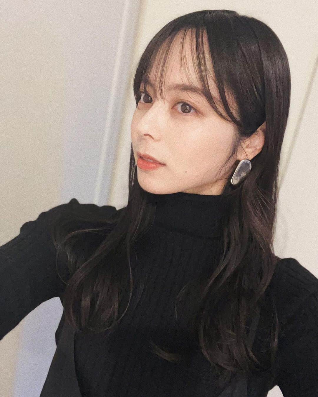 のインスタグラム：「. 黒い服ばかり着てしまう…笑 シルバーアクセと合わせるの、好きです💍  本日は土曜日。連載更新しています。  今週のテーマは“我慢”。大きな花も小さな我慢から、ですよね。あのとき我慢したから今があるよねと、笑って言えるその日に思いを馳せて…😌」