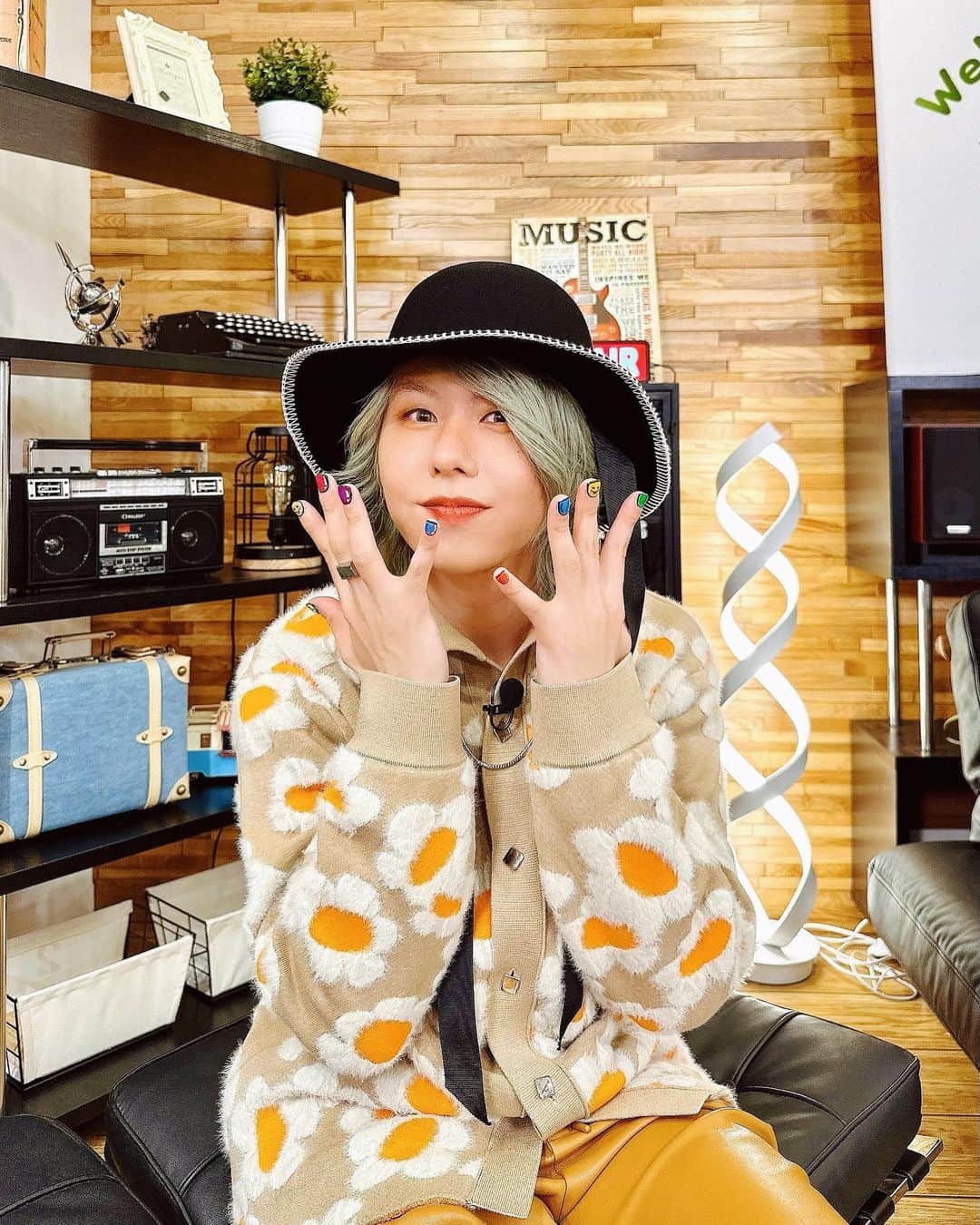 藤澤涼架のインスタグラム：「やほ！🎩🌼  「Welcome Back! Jam Land」Vol.7 もうみてくれたかな〜？？👀  Zeppツアー中に皆からもらったアンケートをもとに、3人でおしゃべりしてるよん◎  Jam Landの動画は、ファンクラブ『Ringo Jam』からみれるよ〜！😋  #MrsGREENAPPLE #JamLand」