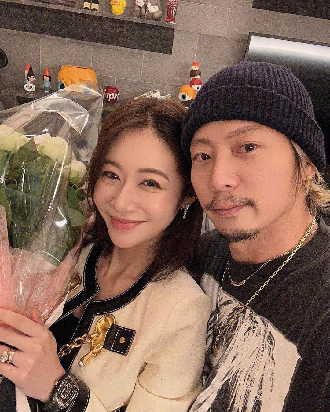 のインスタグラム：「35 years old ❤️  朝からいっぱいのお花が届き 家がお花屋さん状態に🥺  そして子供達からの手書きのカードのプレゼントと @keiji_papa_ からのサプライズ誕生日とプレゼントが🎂⌚️ びっくりでした🥺✨　 Best husband in the world❤️  朝は私のリクエストで神社へ行き⛩ 昼はすっっごく久しぶりのオフの日だったので お昼寝もできて 幸せすぎた😂 そこから怒涛のサプライズ連続。  そしていっぱい メッセージやdmも皆様ありがとうございます❤️」
