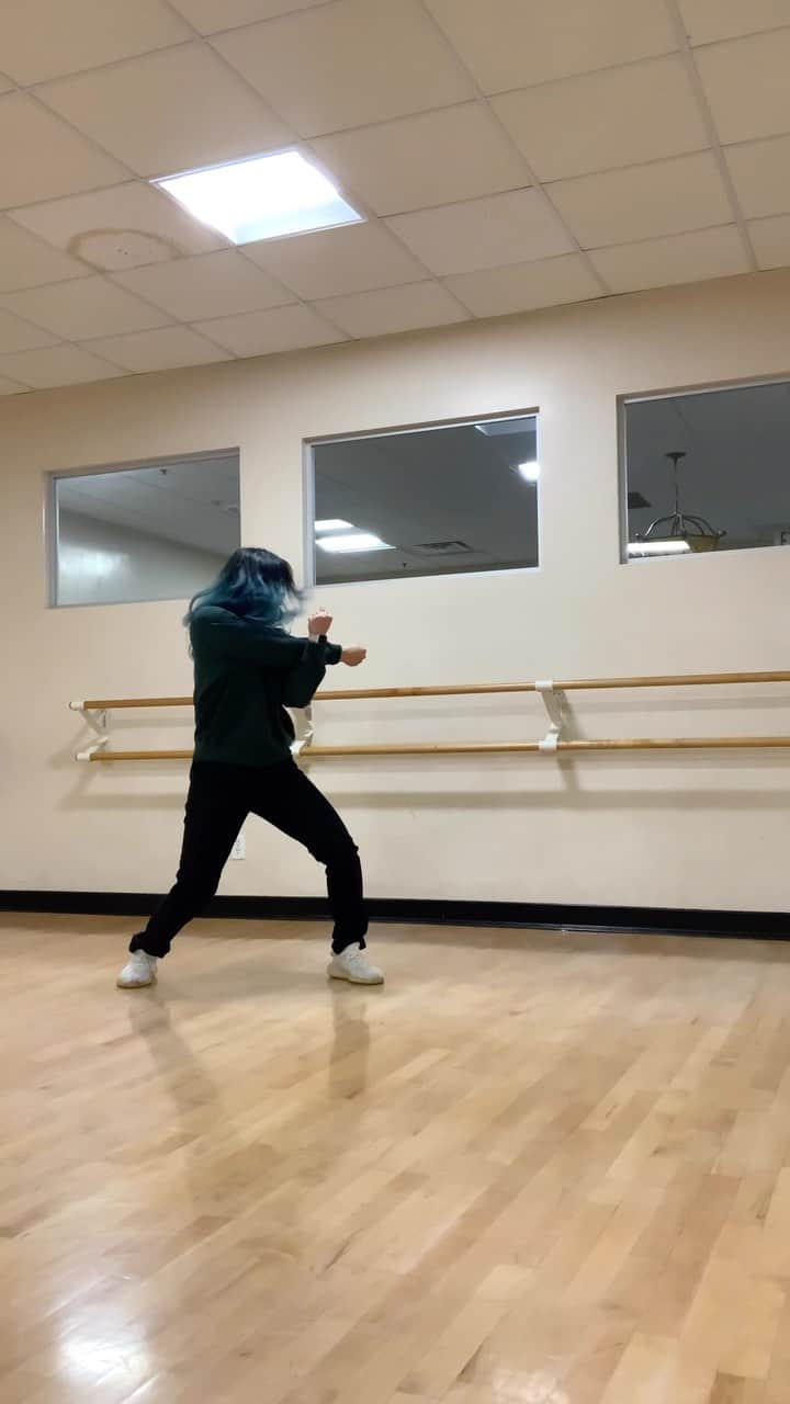 ミン・ユラのインスタグラム：「I do my lil dancey dance 🕺 It’s been a minute 🥰 • • • • #hiphop #dance #trndsttr #choreography」