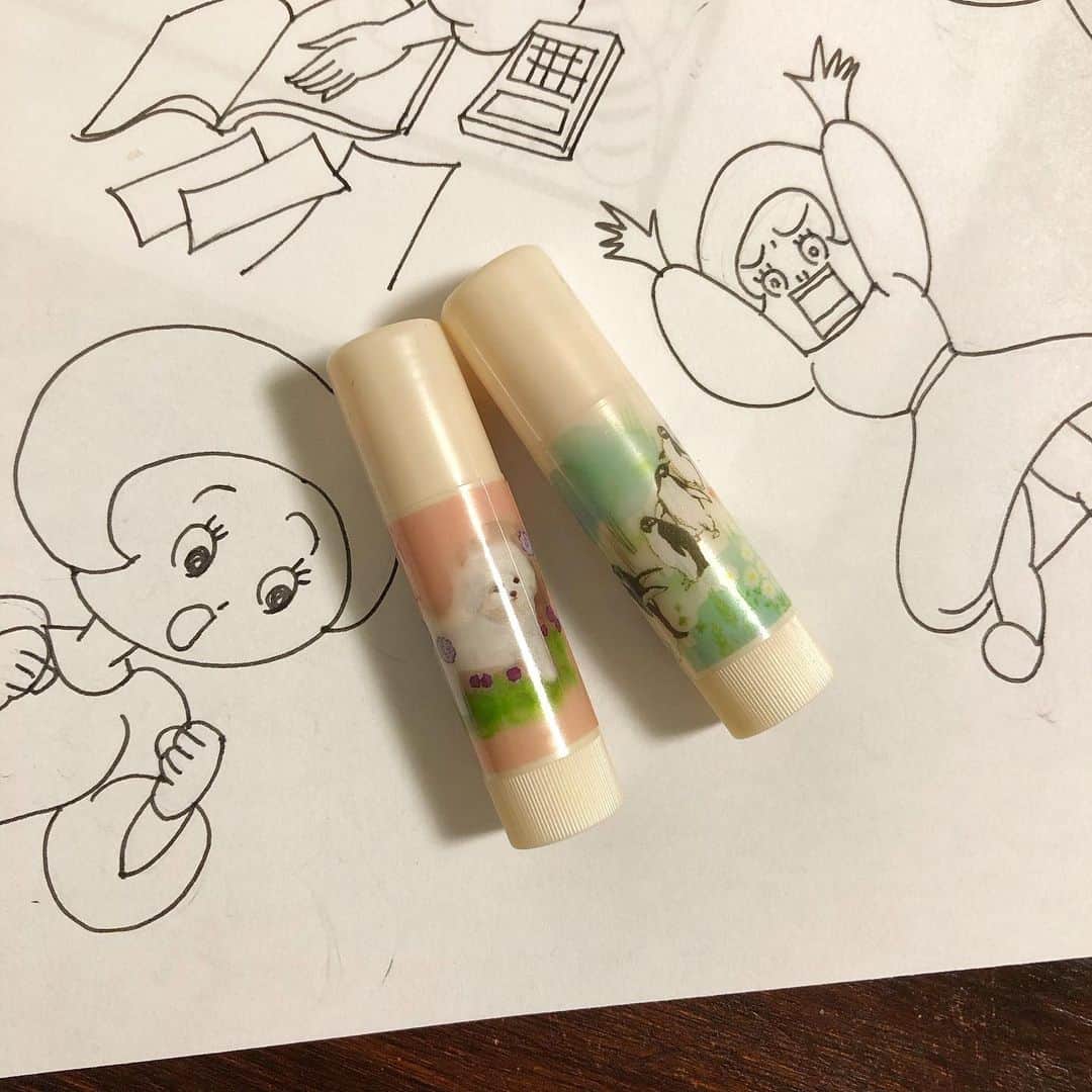 雨月衣のインスタグラム：「他に ペンギン味  いやいや ミントフレーバーの リップもある。  ほんのり甘くて 良い香り  #ガラフルアロマリップ #フェリシモ」