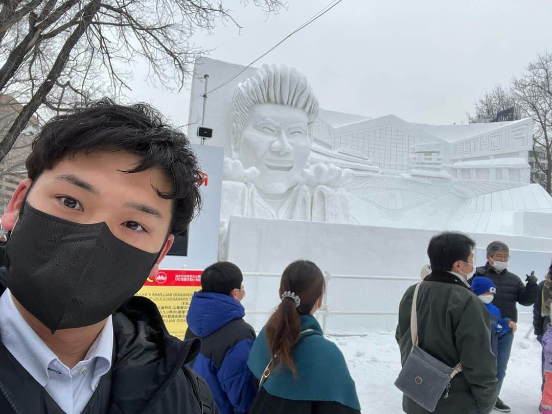 谷口雄也のインスタグラム：「さっぽろ雪まつり〜⛄️ エスコンフィールド北海道の雪像と📸⚾️  #エスコンフィールド北海道  #esconfieldhokkaido  #北海道日本ハムファイターズ  #lovefighters  #新時代  #さっぽろ雪まつり」