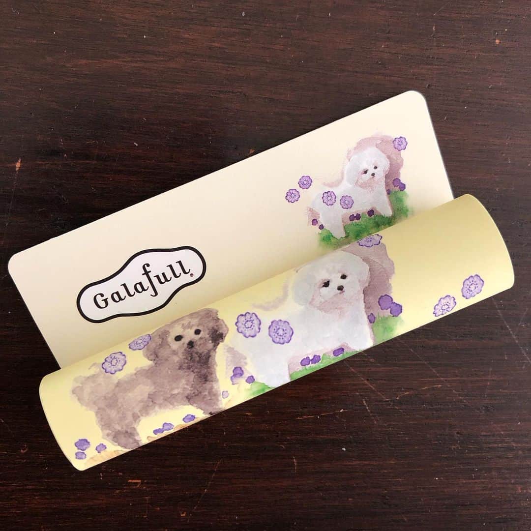 雨月衣のインスタグラム：「トイプーのきゃわゆい リップクリームが届いた。  犬味？  いやいや、 ラベンダー味。  かわいいあの子 ってタイトルがついてるね。  #フェリシモ」