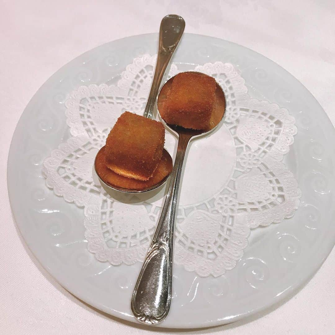 殿倉恵未さんのインスタグラム写真 - (殿倉恵未Instagram)「もうすぐバレンタインですね🍫 デパ地下に行くのが恐怖すぎて震え~~~🥶  このお写真は女性同士でもお洒落してランチで行けて、奮発してデートでも使えると思う大好きなカランドリエ🥨  お料理は勿論やけど、接客も雰囲気も大好き🍷  街の景色にひっそりとドアがあるのも秘密基地に入るみたいで好きぃ💓  あんまり贅沢したいとかないけどここはなんか好き‪で奮発してランチ行きたくなります🍽 ･ #カランドリエ#フレンチ#本町#バレンタイン#思い出した」2月4日 12時35分 - megumi_tonokura722