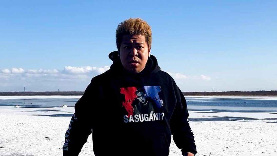 のインスタグラム：「白鳥観察に来た男性。  このサムネ結構すき。」