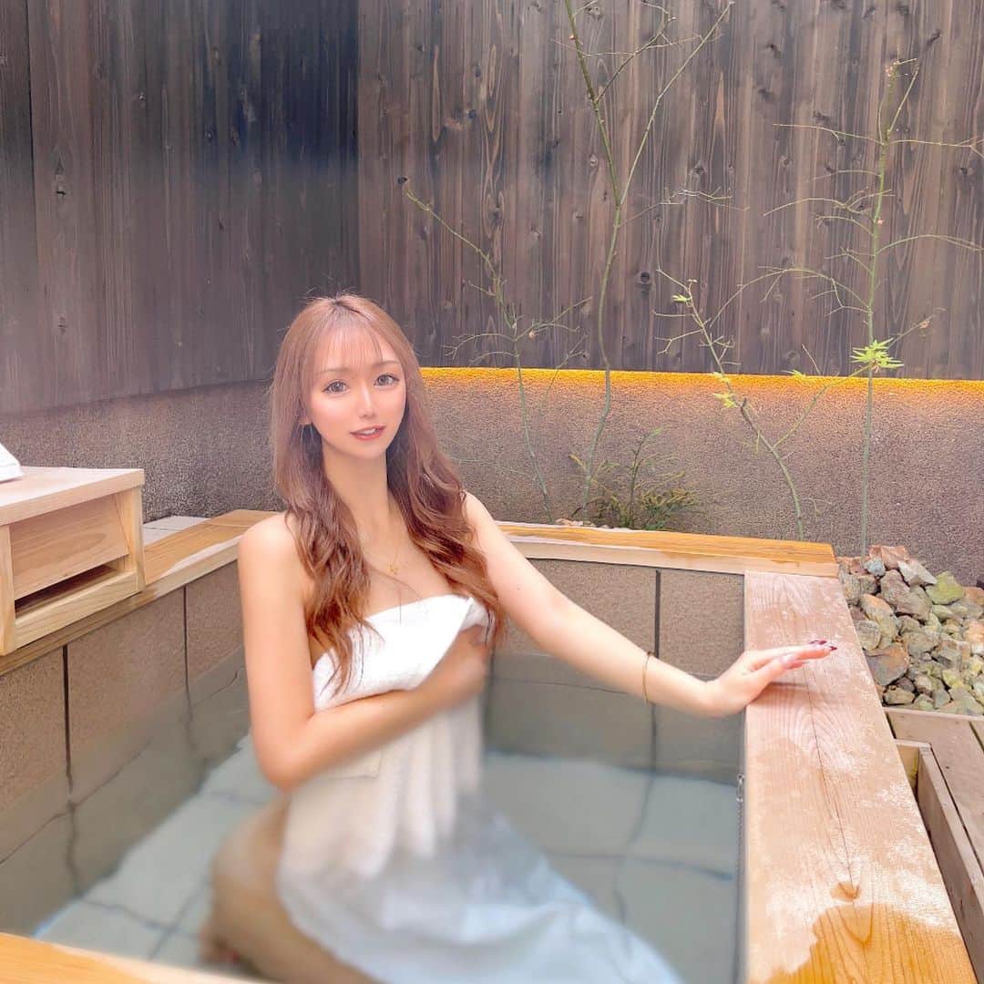 HIMEKAのインスタグラム：「. . 朝の露天風呂は最高🤍 せくちぃですみません🥰笑 . . なんかお湯足りてなくない？🥹 . . #露天風呂 #客室露天風呂」