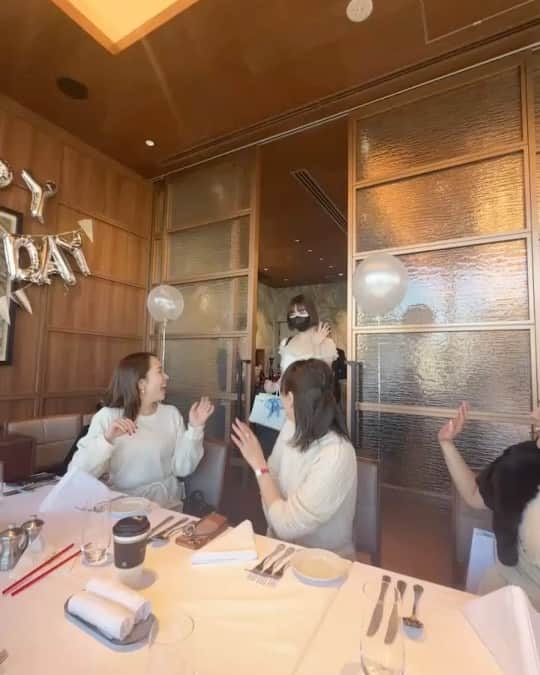 森下悠里のインスタグラム：「お昼寝してから来たので 最初ぼーっとしてる  懐かしいお友達も来てくれてて🥹 びっくりしてます🤍🤍  私って本当にびっくりすると ぽかん😮としちゃう  大好きな大好きなお友達が集まってくれて 幸せすぎる時間でした💓」