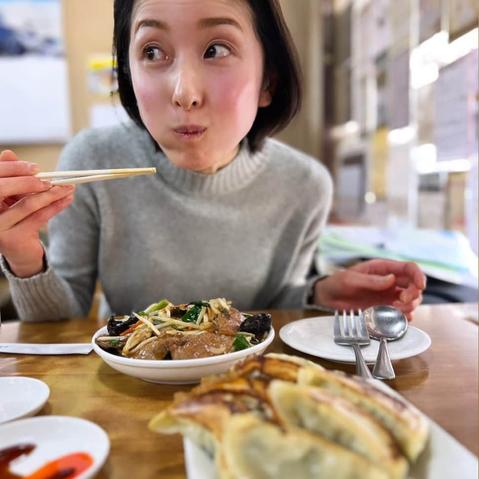 花原緑のインスタグラム：「/  🤤🤤🥟🍜 #街中華 #夫婦デート」