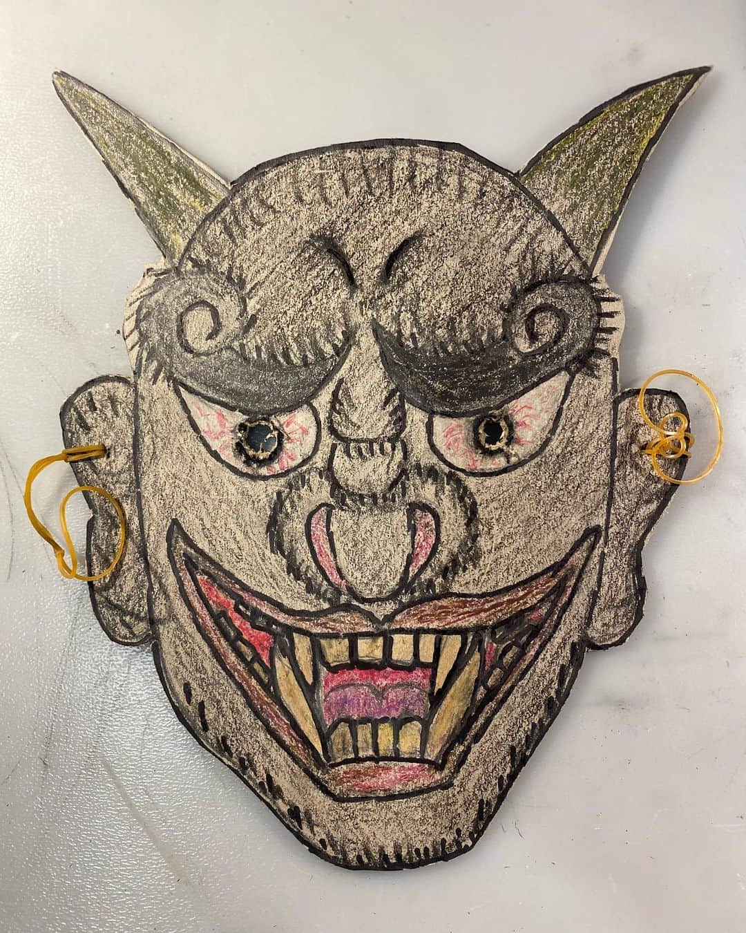 中鉢明子のインスタグラム：「✍️by mommy はい！魂入りました👹 #japanese👹mask #event #setsubun #節分  お待たせしました。去年はマリにいたのでできませんでしたが今年はカムバック我が家のSETSUBUN 。マミー、今年はお面作る余裕ないと思いましたが、一瞬の隙を狙ってギリギリセーフで描きました。長女にそんなに怖く描かないでねと言われたので前回よりチャーミングにしたつもりです。どうですか。#海外生活で鬼のお面が手に入らないことからはじめたマミー手書きの鬼の面 #子育ての合間に #なんの豆？」