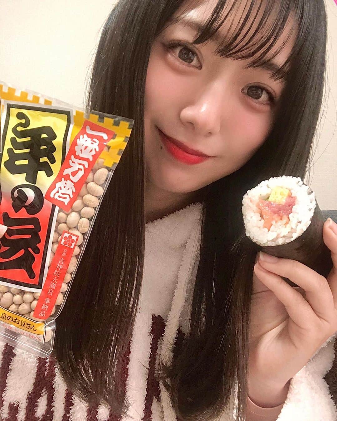 のインスタグラム：「👹  昨日はちゃんと南南東を向いて 無言で恵方巻き食べました👍 鬼は外〜福は内〜もして 年の数だけお豆も食べました🫘  行事ごとはきちんとするタイプです笑  #節分」