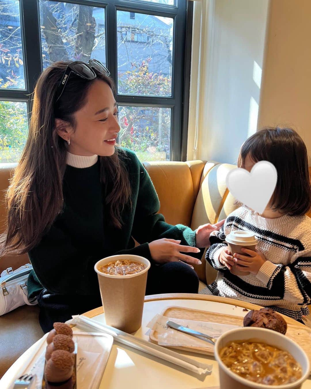 近藤千尋のインスタグラム：「お友達と次女と習い事を待ってる間☕️  次女の髪の毛が絡まりすぎて よし！切ろう！と わたしがザクザク切りました✂️笑 また美容師さんに整えてもらおうね🥰笑 大好きな梨花さんをイメージ(ごめんなさい。笑)  初めて髪の毛を切ったので 筆用に取っておいてます💇‍♀️💓💓  土曜日は習い事が二つあるから　 あっという間に終わる。。  そして母は今から収録❤️📺 パパ、バトンタッチ〜🤍  片方のピアスはは @louisvuitton  thankyou🎁🌷」