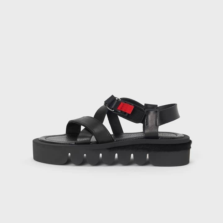 エンダースキーマのインスタグラム：「model: meadow sandal color: black, black/leopard, black/holstein  #henderscheme #2023ws #productvideograph」