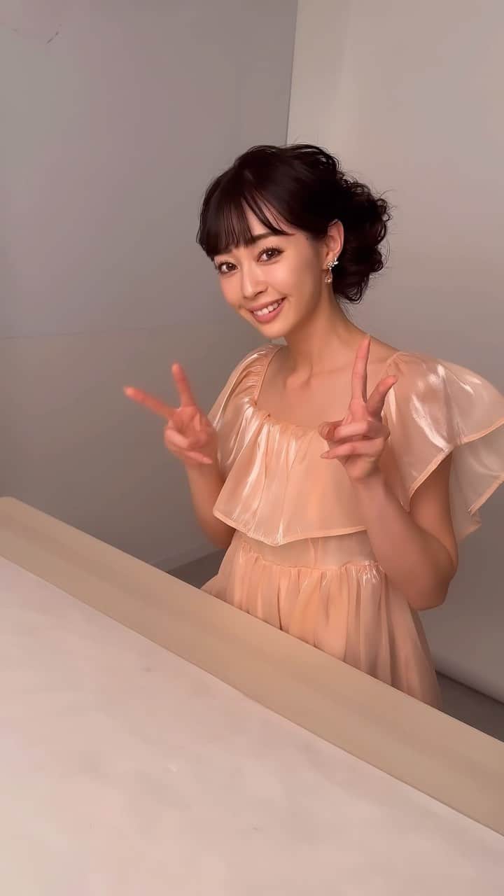 のインスタグラム：「. . . . GSTVガイド誌撮影風景💍 . 動画は2パターンしか撮れなかったけど 全部で4パターン撮影して頂きました✨ . 美しいジュエリーとかわいい衣装と 綺麗な目黒さんやスタッフの方々に囲まれて 終始笑顔です🫰🏻 . 2月のガイド誌見てねー！✨ . . #gstv #ジュエリー #宝石 #ジュエリー専門番組 #ジュエリーボックス #2月 #ガイド誌 #撮影モデル #バレンタイン #チョコレートカラー #ピンクベージュ #フリルワンピース #カメラ向けられた時の反応 #動画編集 #自まつげ #自まつ毛 #自まつ毛メイク #シネマティックモード」