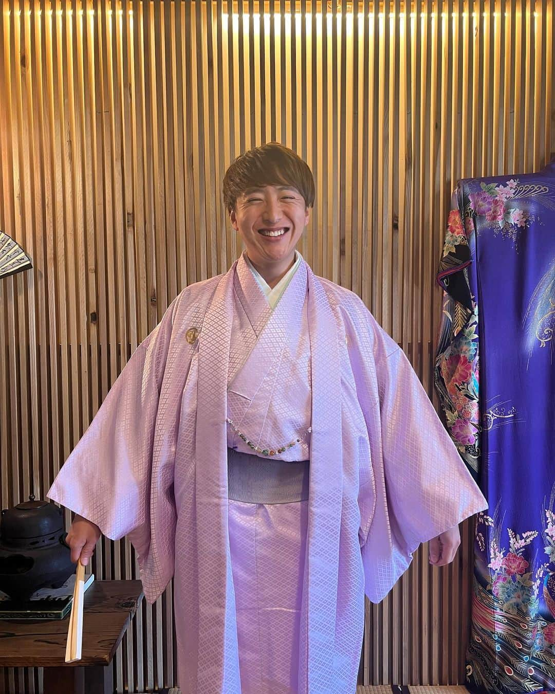 坂崎裕介のインスタグラム：「Pertama kali coba Kimono👘  Sekarang wasedaboys berkumpul di jepang🇯🇵 dan keliling jepang ya😙 aku pertama kali coba pakai kimono!!! Gimana guys cocok gak???🤔 udah pake hambok di korea🇰🇷 dan udah pake batik di indonesia🇮🇩. Tapi ternyata aku belum coba kimono di jepang😭😂🤣 kalo datang ke jepang, kalian juga coba pakai kimono yaaaa 🙌 Bisa merasa jadi orang jepang ya😂  #wasedaboys#yusuke#sebesty#kimono#jepang」