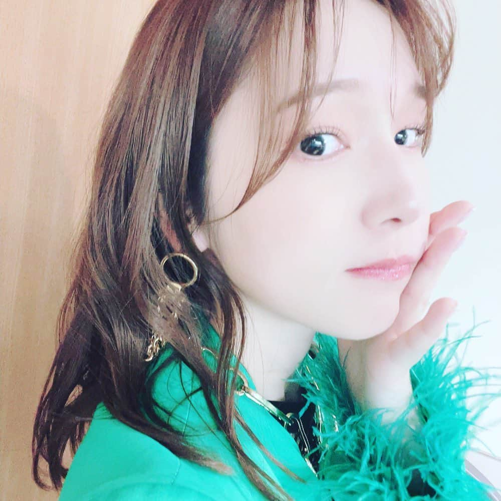 内田真礼さんのインスタグラム写真 - (内田真礼Instagram)「リスアニ!LIVE 2023 めちゃめちゃ楽しかったー！！！  わたしは、３日目の日曜日に出演しました🎵 5曲ノンストップMCなしで駆け抜けました〜〜！！ リスアニライブは、激しくロックでいきたいっ！と決めていたので セトリも自分の曲の中からつよめなかっこいい曲を選んでみました✨✨ 楽しんでもらえたー〜〜ー！？！？  衣装も、緑のセットアップ！ ラウドヘイラーのMVの衣装を着ましたが結構似合ってると言ってもらえてにこにこ☺️うれしい〜〜💛  2023年ライブはじめ！ 最高でした💕 またリスアニ!ライブ 参加したいです！！！✨✨」2月4日 15時28分 - uchidamaayataso