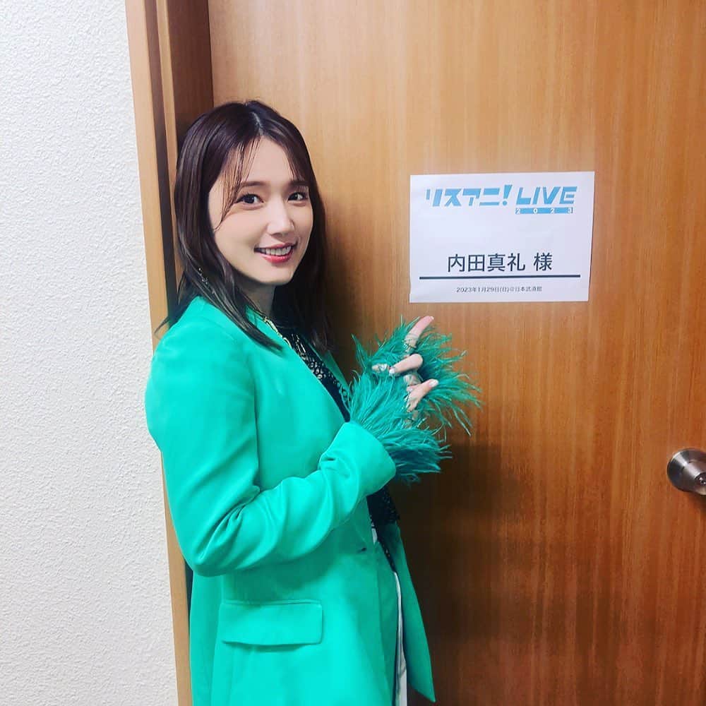内田真礼のインスタグラム：「リスアニ!LIVE 2023 めちゃめちゃ楽しかったー！！！  わたしは、３日目の日曜日に出演しました🎵 5曲ノンストップMCなしで駆け抜けました〜〜！！ リスアニライブは、激しくロックでいきたいっ！と決めていたので セトリも自分の曲の中からつよめなかっこいい曲を選んでみました✨✨ 楽しんでもらえたー〜〜ー！？！？  衣装も、緑のセットアップ！ ラウドヘイラーのMVの衣装を着ましたが結構似合ってると言ってもらえてにこにこ☺️うれしい〜〜💛  2023年ライブはじめ！ 最高でした💕 またリスアニ!ライブ 参加したいです！！！✨✨」