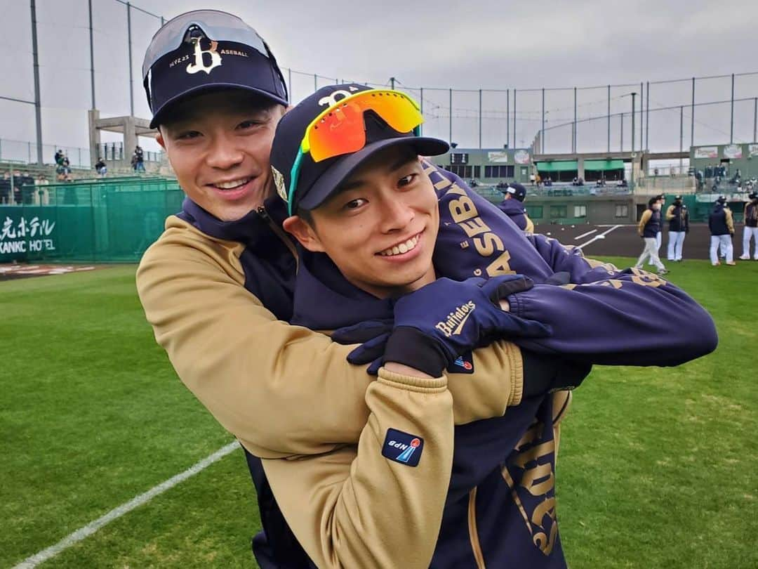 山岡泰輔さんのインスタグラム写真 - (山岡泰輔Instagram)「⁣ ⁣ キャンプ始まりました⚾️⁣ さちさんが後ろからハグしてくれました🫣⁣ いい匂いしました😵⁣ 怪我なく頑張ります！！⁣ ⁣ #宮崎キャンプ⁣ #良い男は匂いもいい匂い」2月4日 16時04分 - yamaokataisuke__official