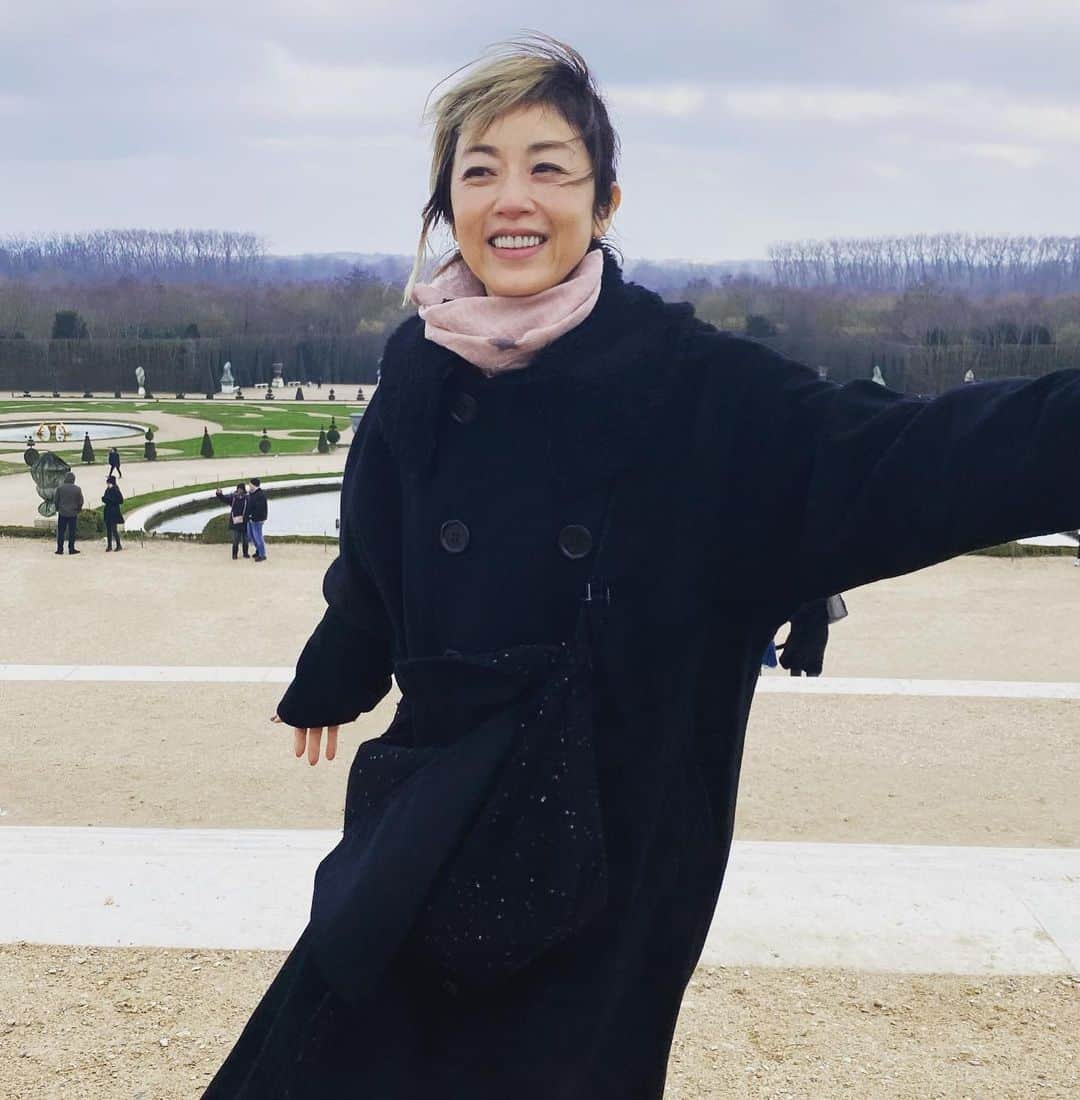 高岡早紀 さんのインスタグラム写真 - (高岡早紀 Instagram)「パリの思い出。③。 ベルサイユ宮殿のお庭で風に吹かれているワタシ。 素晴らしく美しかったけれど、素晴らしく寒かった〜  #paris #家族旅行」2月4日 16時01分 - saki_takaoka