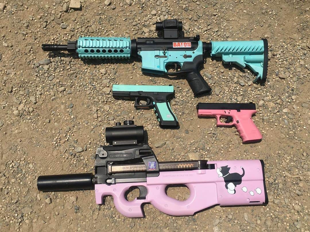 みりどる乙夜のインスタグラム：「My friend's Airsoft and mine. I'm looking forward to go war game together again. 🪖🪖  #airsoft #worldwideairsoft #airsoftnation #pewpew  #cerakote #popcolor #blueandpink #サバゲ #セラコート#m4 #p90 #glock #ミリドル #乙夜」