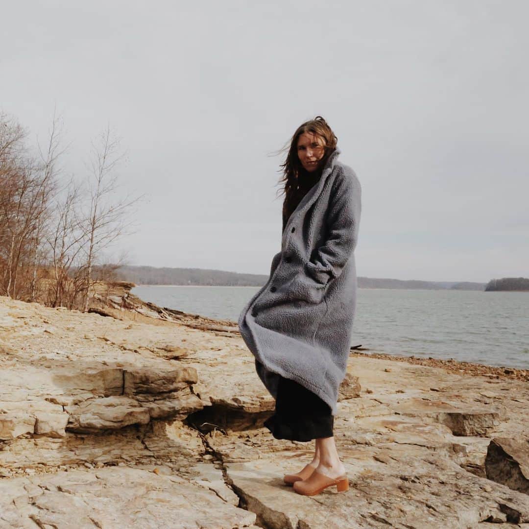 Kate Oliverのインスタグラム：「I’m proud of my outward accomplishments, but the work I’ve done on my inner life has been the ‘project’ that means the most–and not in a ‘there’s something wrong with me’ way, but an ‘I deserve to feel safe, loved, and worthy’ way, and I’m willing to do what it takes to feel and know that. After nearly three years of intensive therapy, for the first time in my entire life, I finally feel like I am worthy of belonging and love. I am still working on feeling safe, but now, I am taking time to rest and heal in softer ways. There’s a lot of grief to process for years lost and what could have been. I am sinking into my body, I am asking what I want in this next phase of my life, and getting to know myself on the other side of trauma.  My interview with @bryrclogs is up—and true to form, I get vulnerable and honest. Who says you can’t talk about clogs AND healing? You can take a peek at the link in my bio.」
