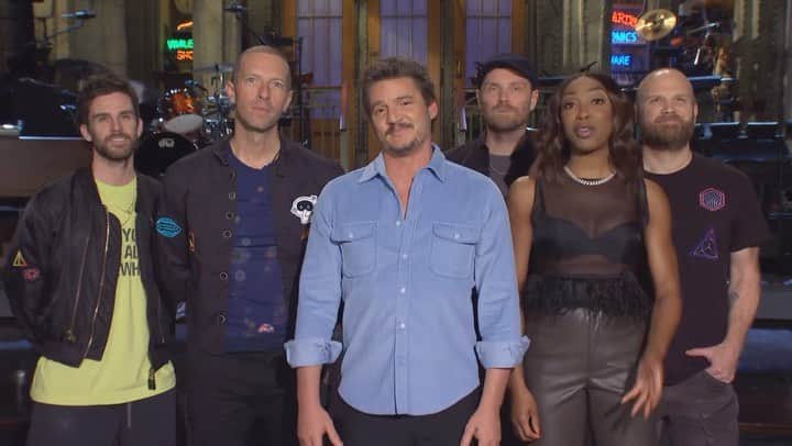 ペドロ・パスカルのインスタグラム：「Esta noche en #SNL con esta guapa @eggyboom y los huevoncitos ricos de @coldplay #SaturdayNightLive !!!」